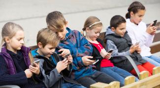 kids with phones