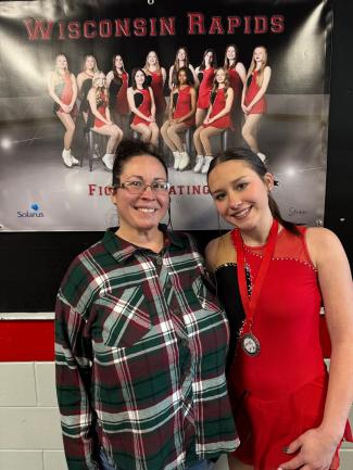 nicole and daughter volunteering