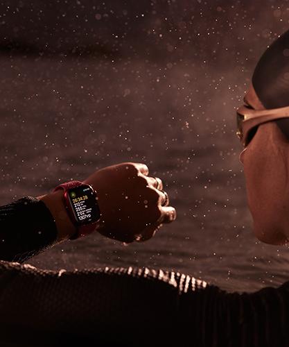 Apple Watch Series 9 in water