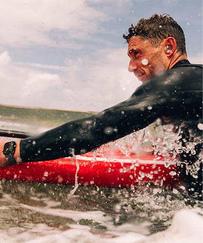 Surfer wearing Apple Watch Series 10 42mm Jet Black Aluminum.